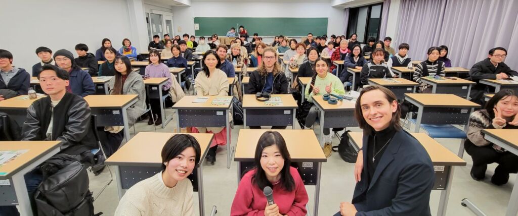 東北大学で行われた講演会の集合写真。中央に写っているのは、←から、ベジプロ東北大の学生、川野、ヴィーガン王子ことアレックスデレチ氏