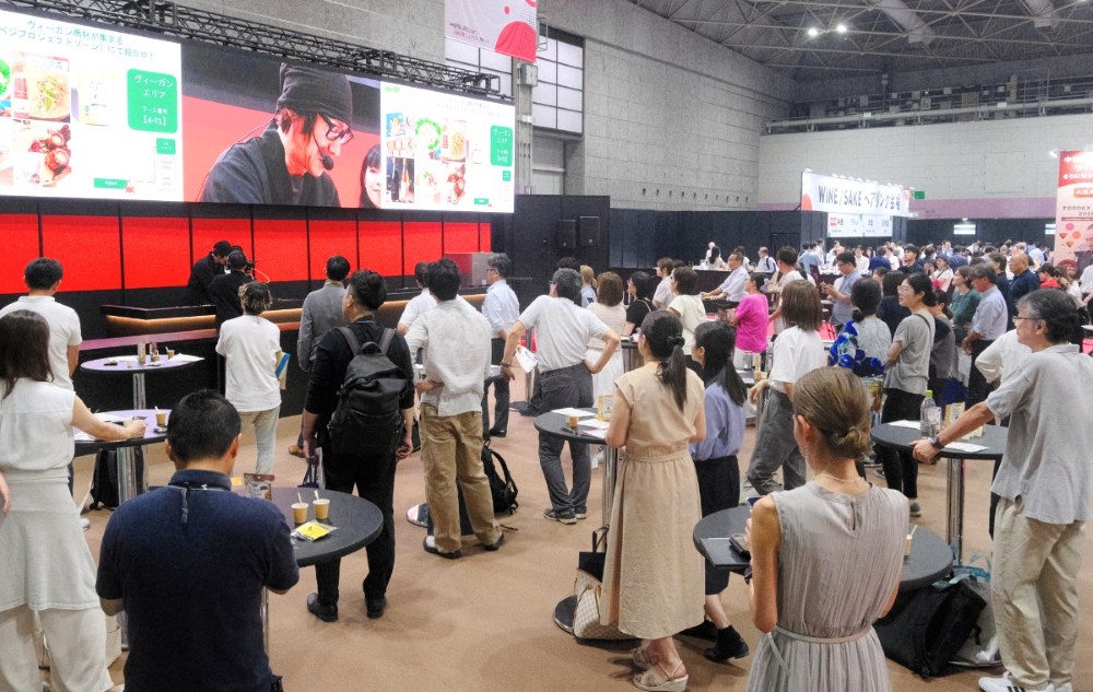 FOODEX関西2026で開催されたヴィーガン寿司の調理デモンストレーション。パプリカ食堂のオーナーシェフとベジプロジェクトの代表が共演